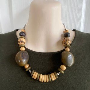 🌻 🌸 Bold & Artistic Statement Necklace – Olive Green + Ecru – 18"
